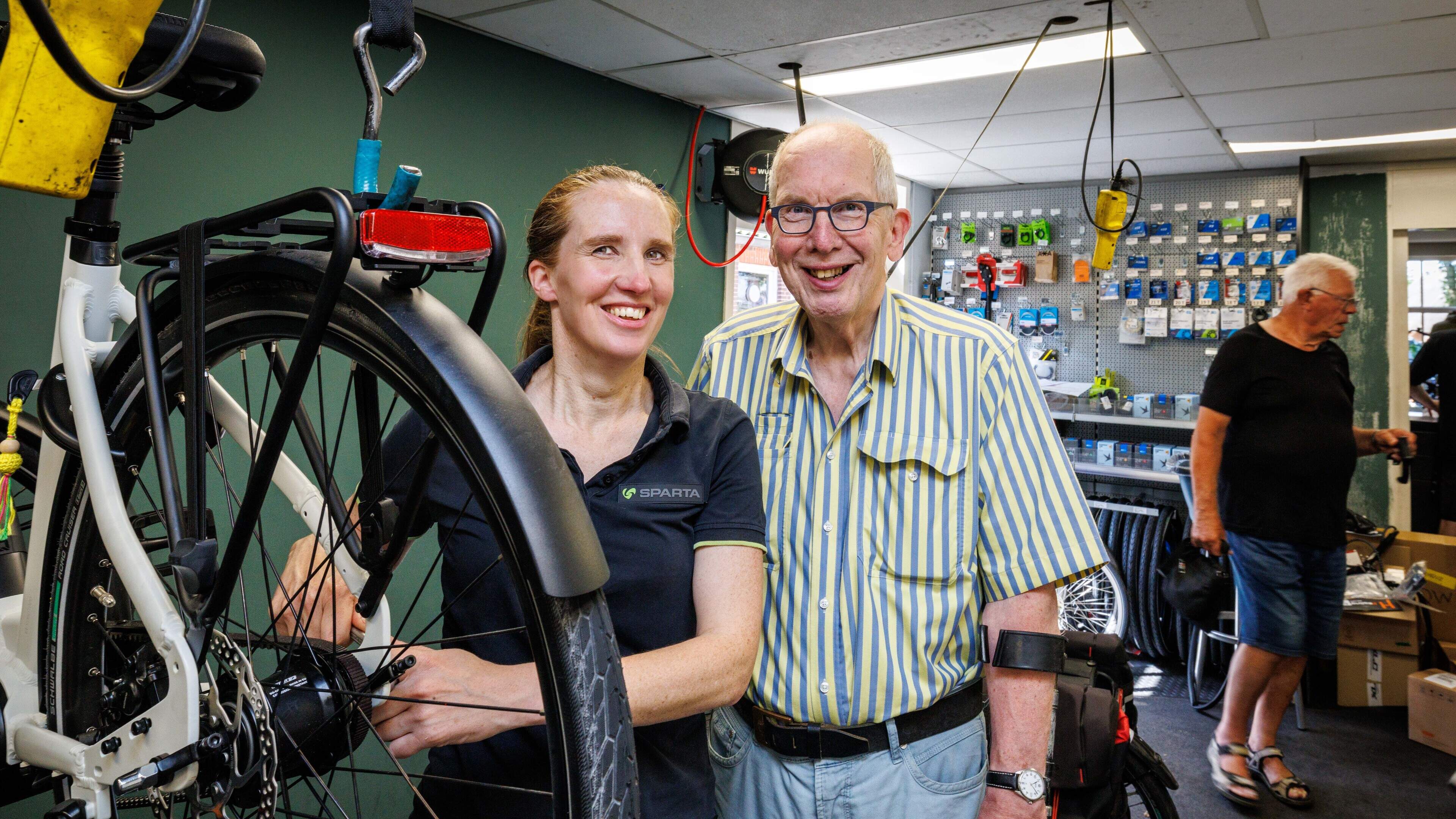 Henrieke neemt het fietsstuur over van haar vader: ’Ik mocht vroeger niet eens een band plakken’