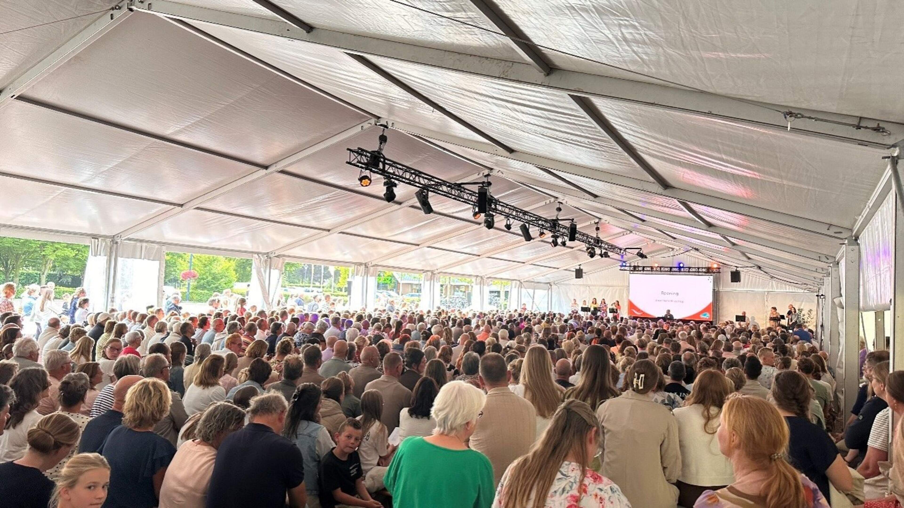 1200 stemmen klinken tijdens drukbezochte sing-in in Staphorst