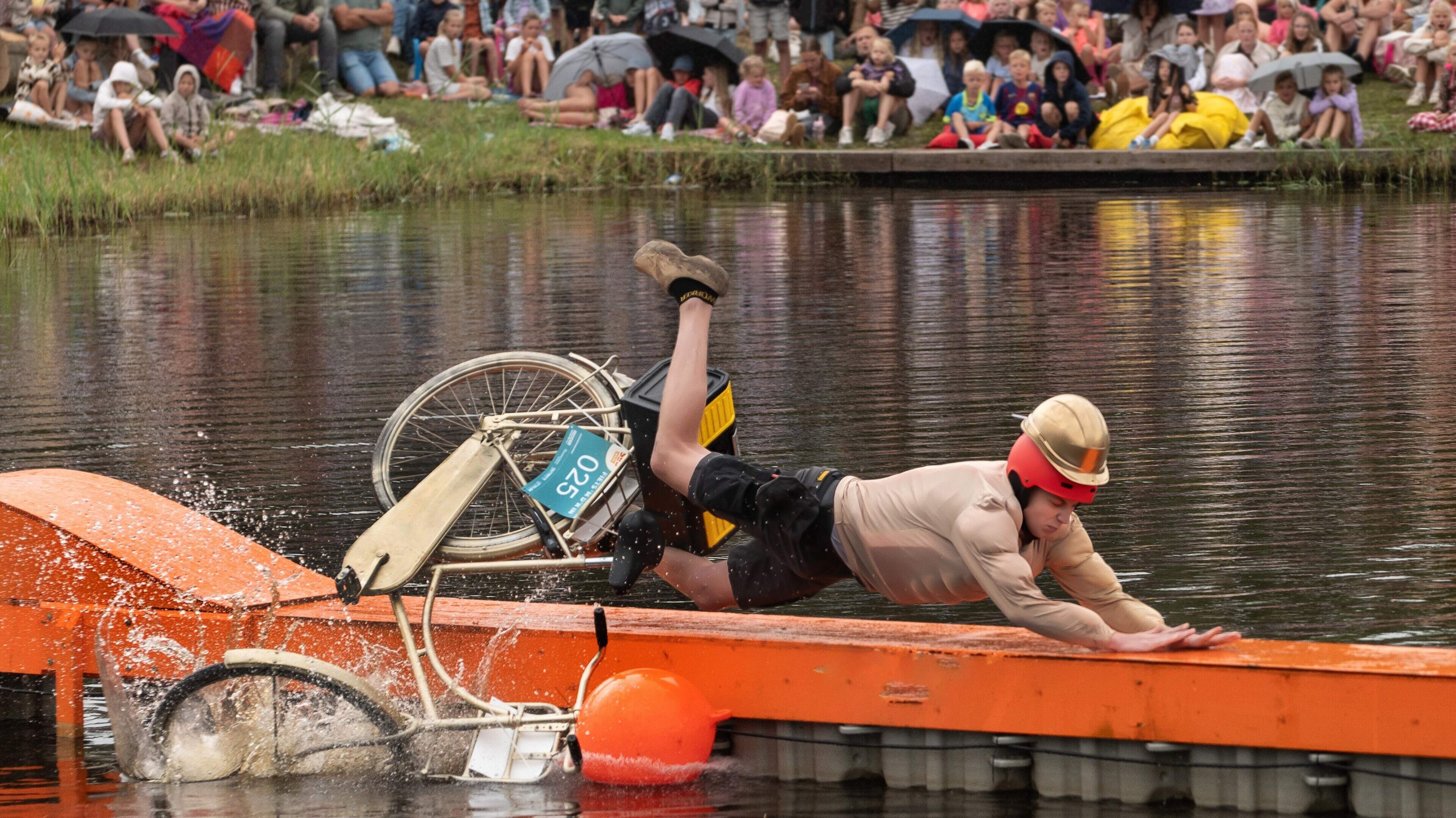 Fiets ’m d’r in: heel wat waaghalzen doen een poging om de bel te luiden in Staphorst | Veel foto’s