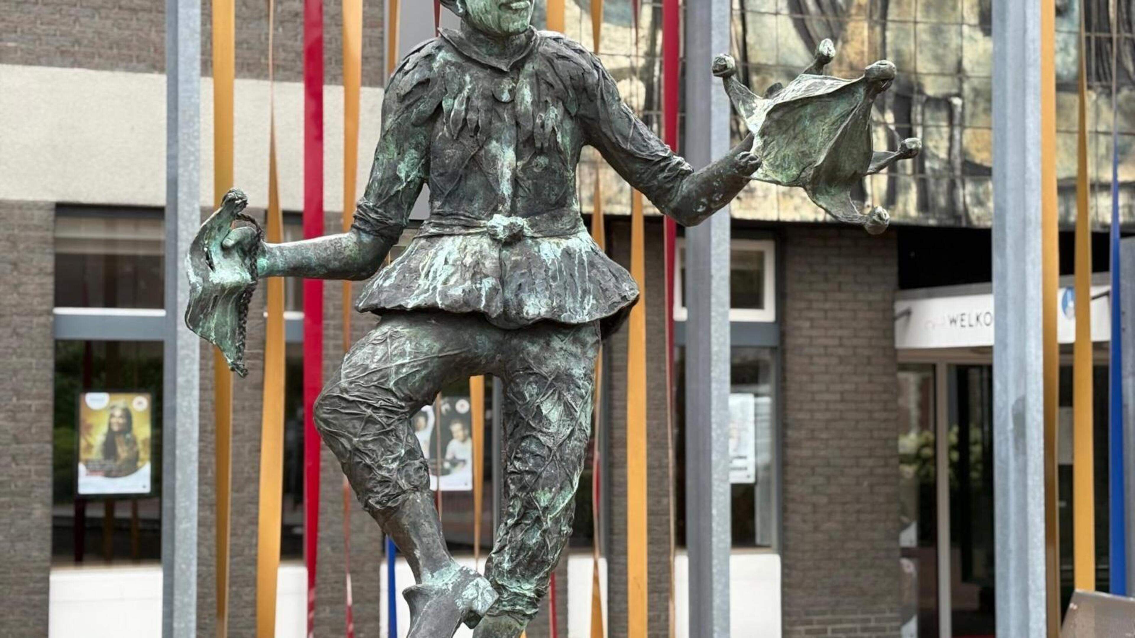 Standbeeld Harlekijn bij schouwburg Ogterop Meppel: komt het terug?