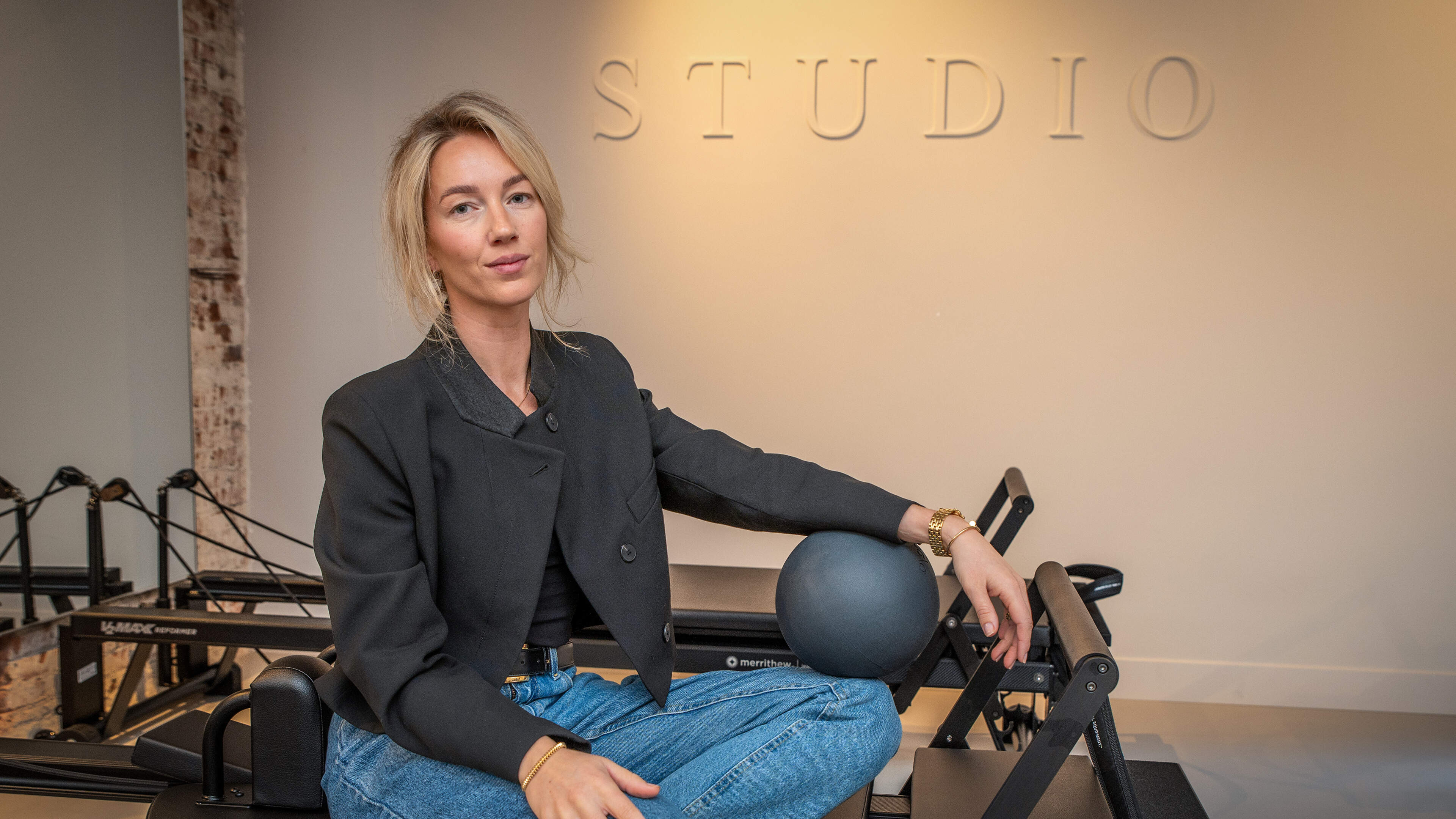 Coco (34) uit Meppel opent pilates-concept The U aan de Gasgracht. ’Het draait hier om inspanning, maar ook ontspanning’