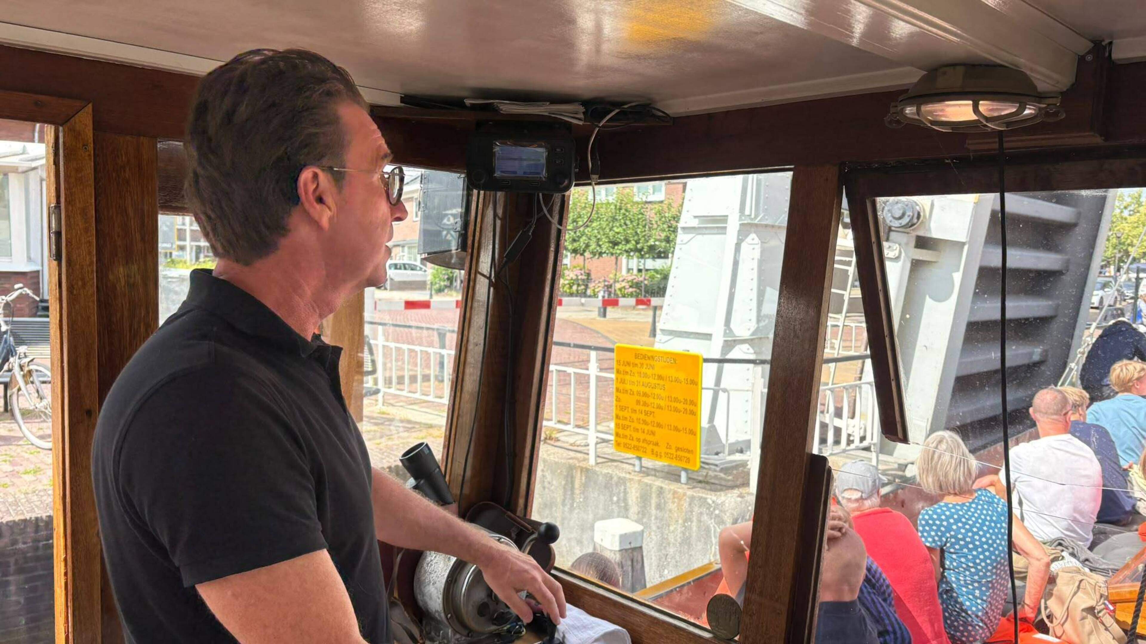 Schipper Arco stuurt zijn historische vaartuig de Vereeniging III richting Enkhuizen voor groot evenement. ’Dit was een fantastisch evenement voor Meppel geweest’