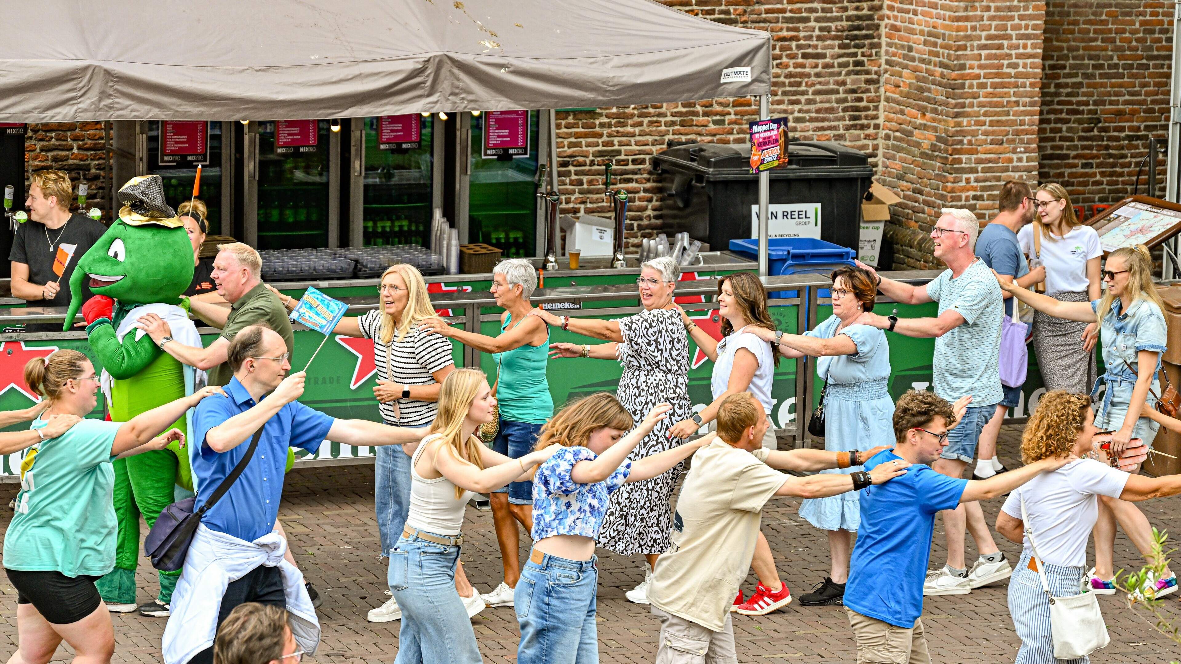 Geen wereldrecord polonaise lopen tijdens Donderdag Meppeldag. ’De kans was nihil’