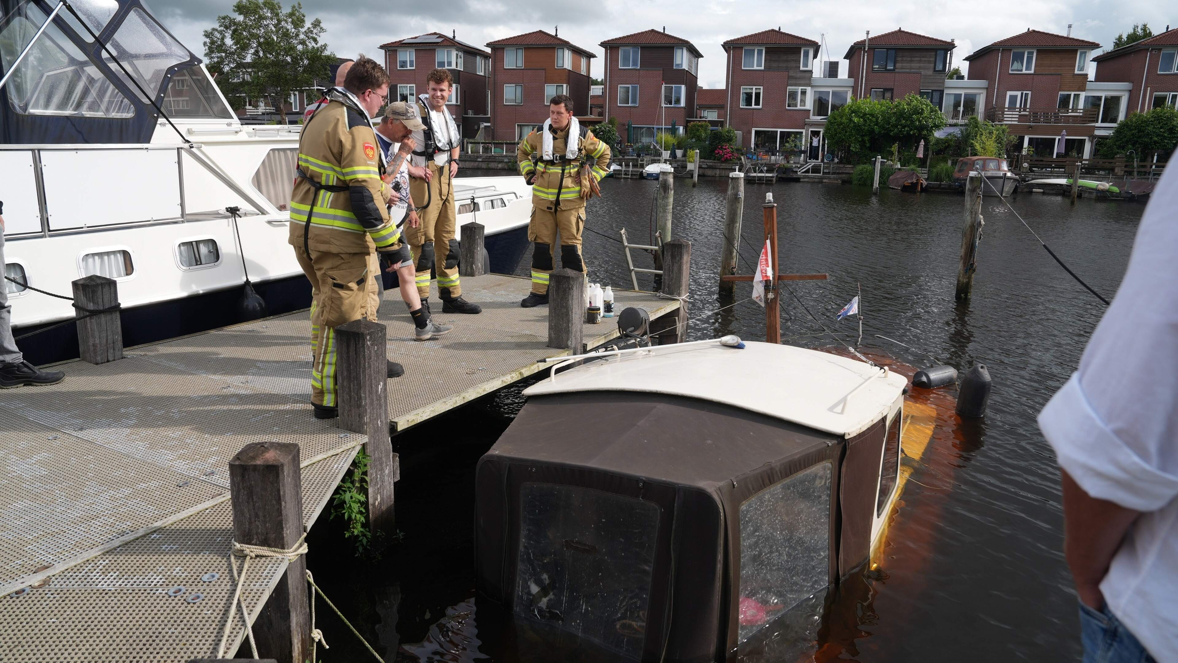 Plezierboot zinkt in Schuttevaerhaven in Meppel, eigenaren hartgebroken: ’We hebben er alles aan ged