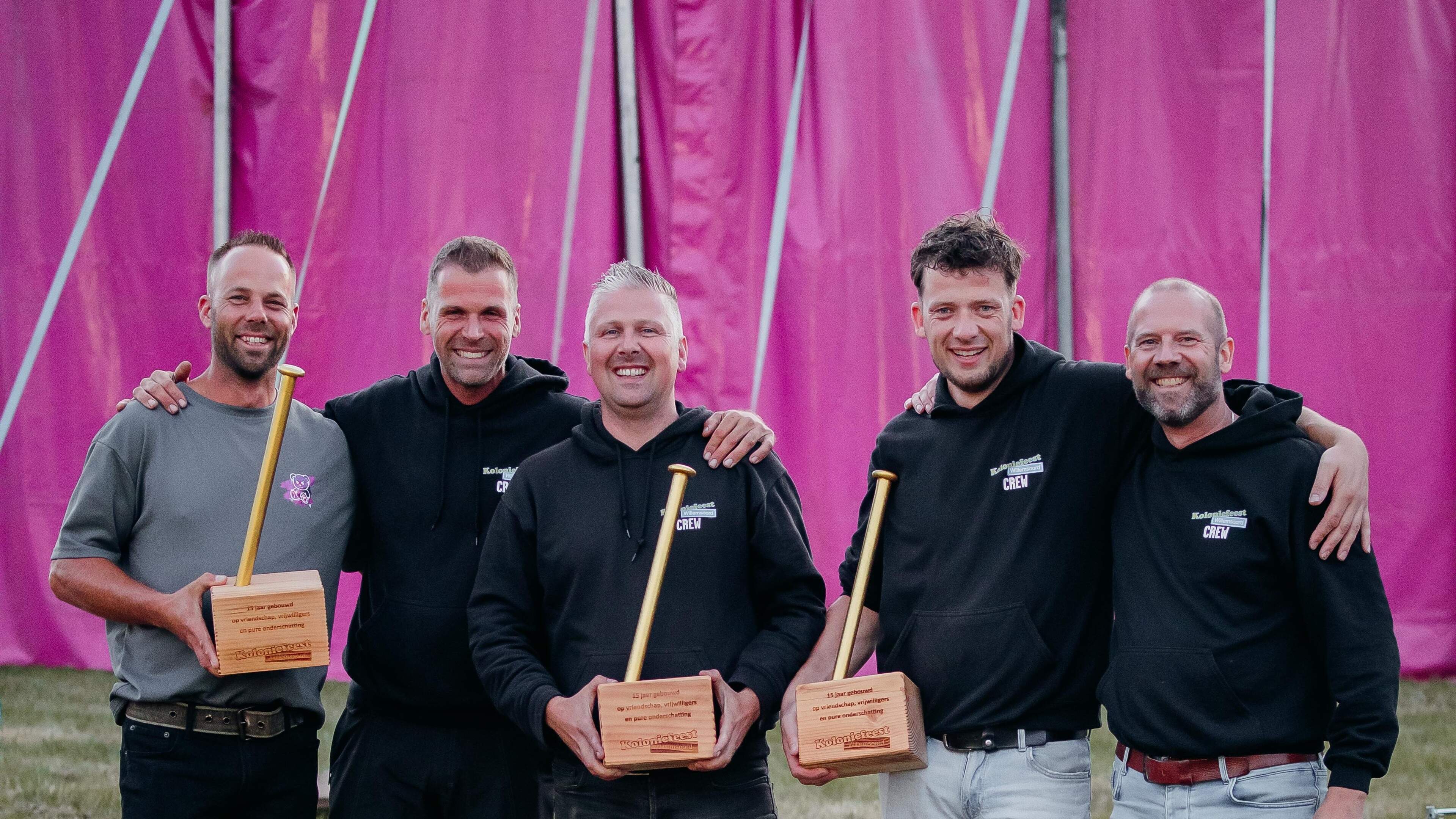 Initiatiefnemers Jeroen, Folkert en Maik krijgen Gouden Festivaltentharing als bedankje voor 15 jaar