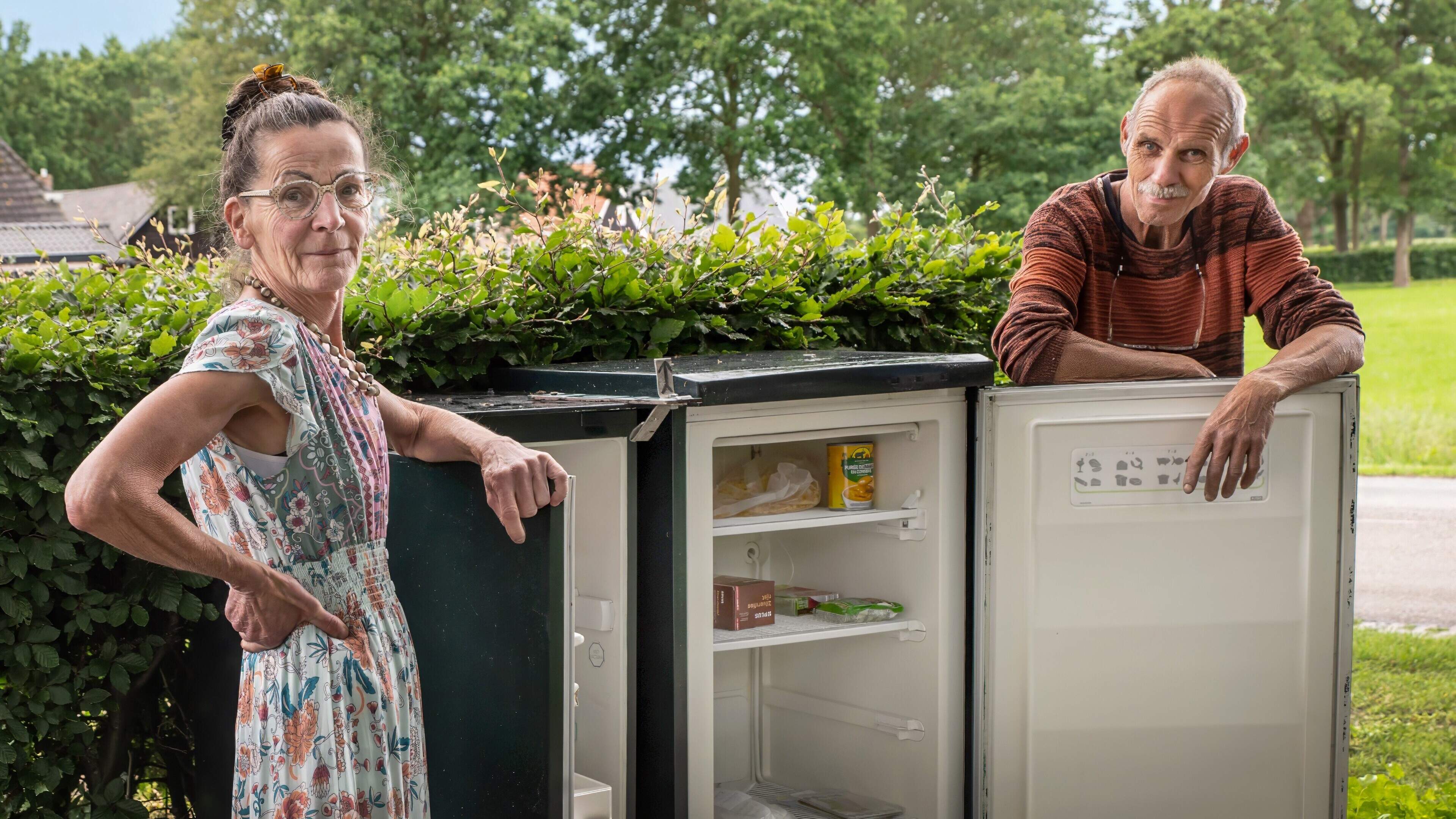 Henk en Jenny uit Koekange helpen mensen aan boodschappen én (moestuin)plantjes. ’Praatjes vullen ge