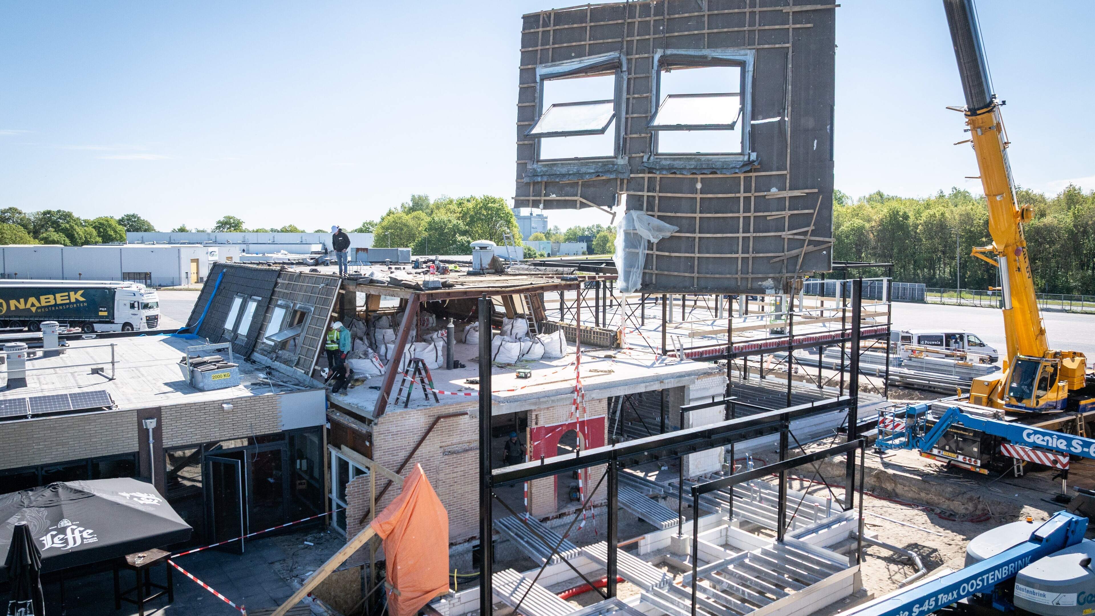 Dak eraf bij wegrestaurant De Raket in Rogat: grote verduurzaming en bouw van 19 hotelkamers gestart