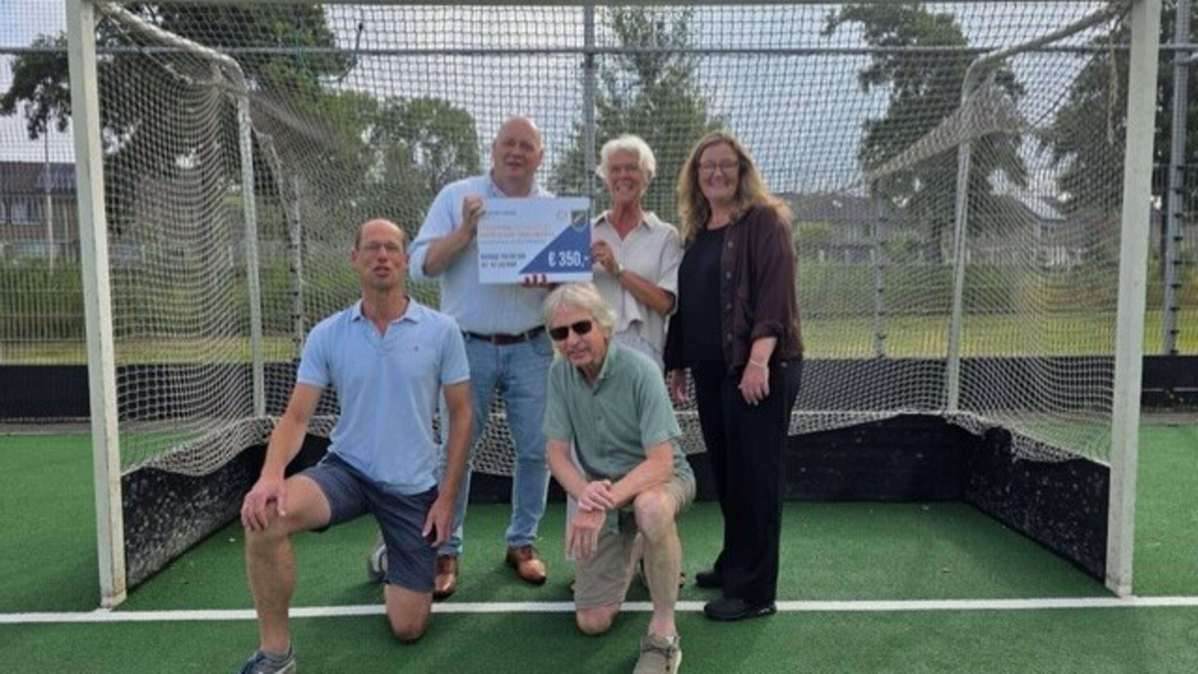 (W)Arme Kant van Meppel ontvangt donatie van Meppeler Hockeyvereniging