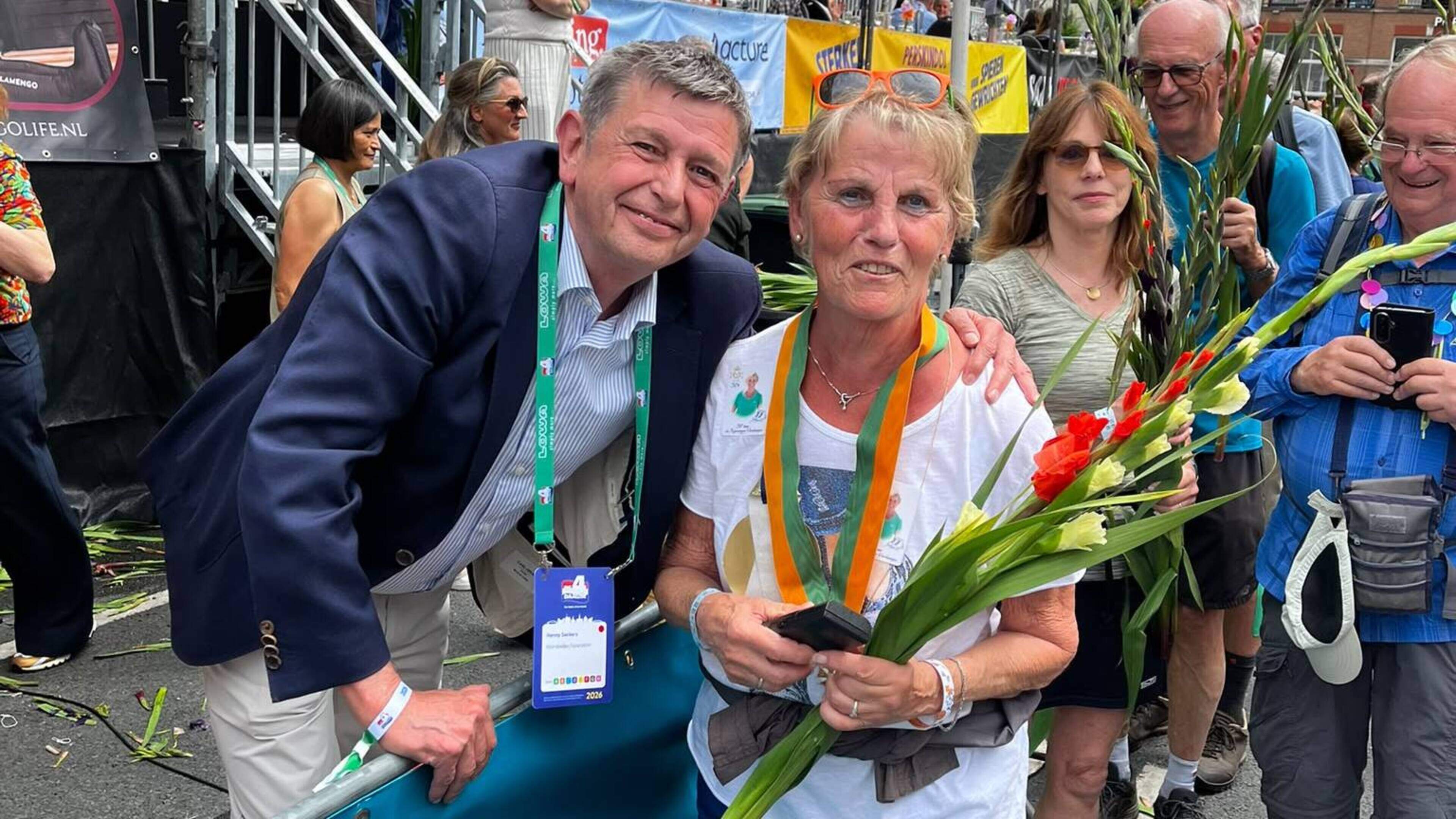 Jeannette Zondag voltooit voor vijftigste keer Nijmeegse Vierdaagse en krijgt gouden Vierdaagsekruis