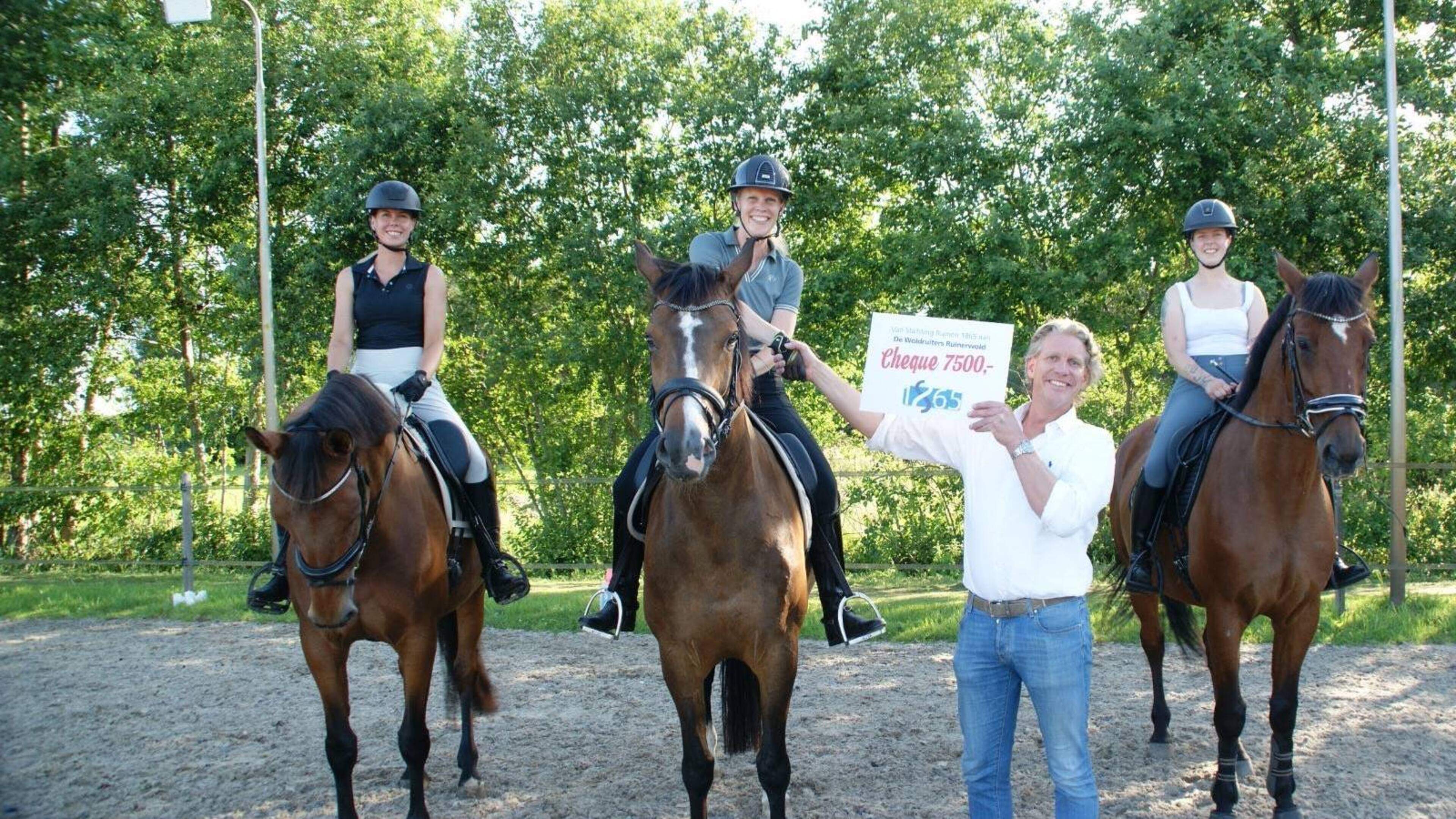 Stichting Ruinen 1865 geeft cheque van 7500 euro aan Woldruiters