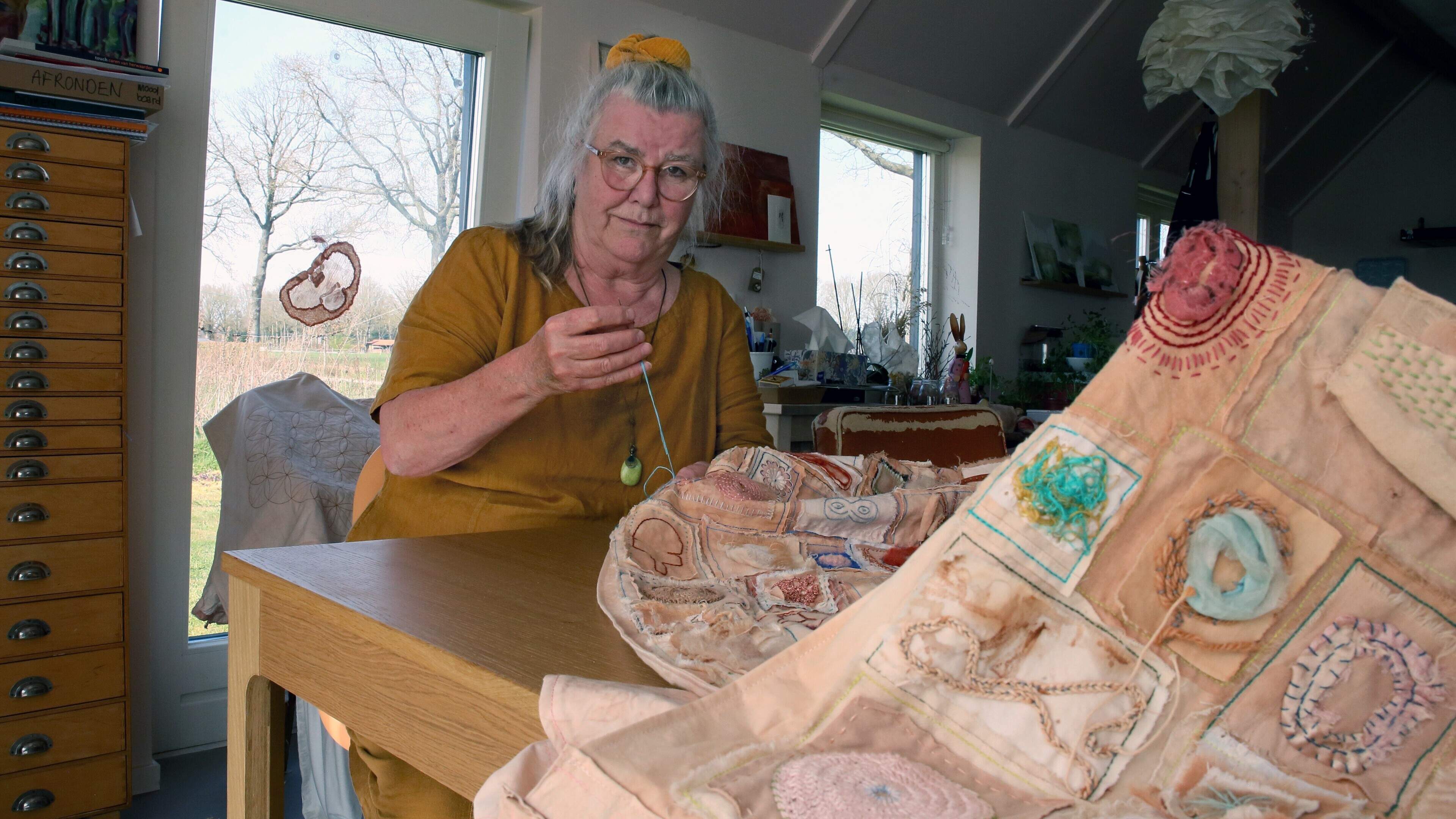 Kunstenares Jikke Julieth Schor brengt tijdens Feest van de Geest een ode aan zachtheid, vrouwelijkh