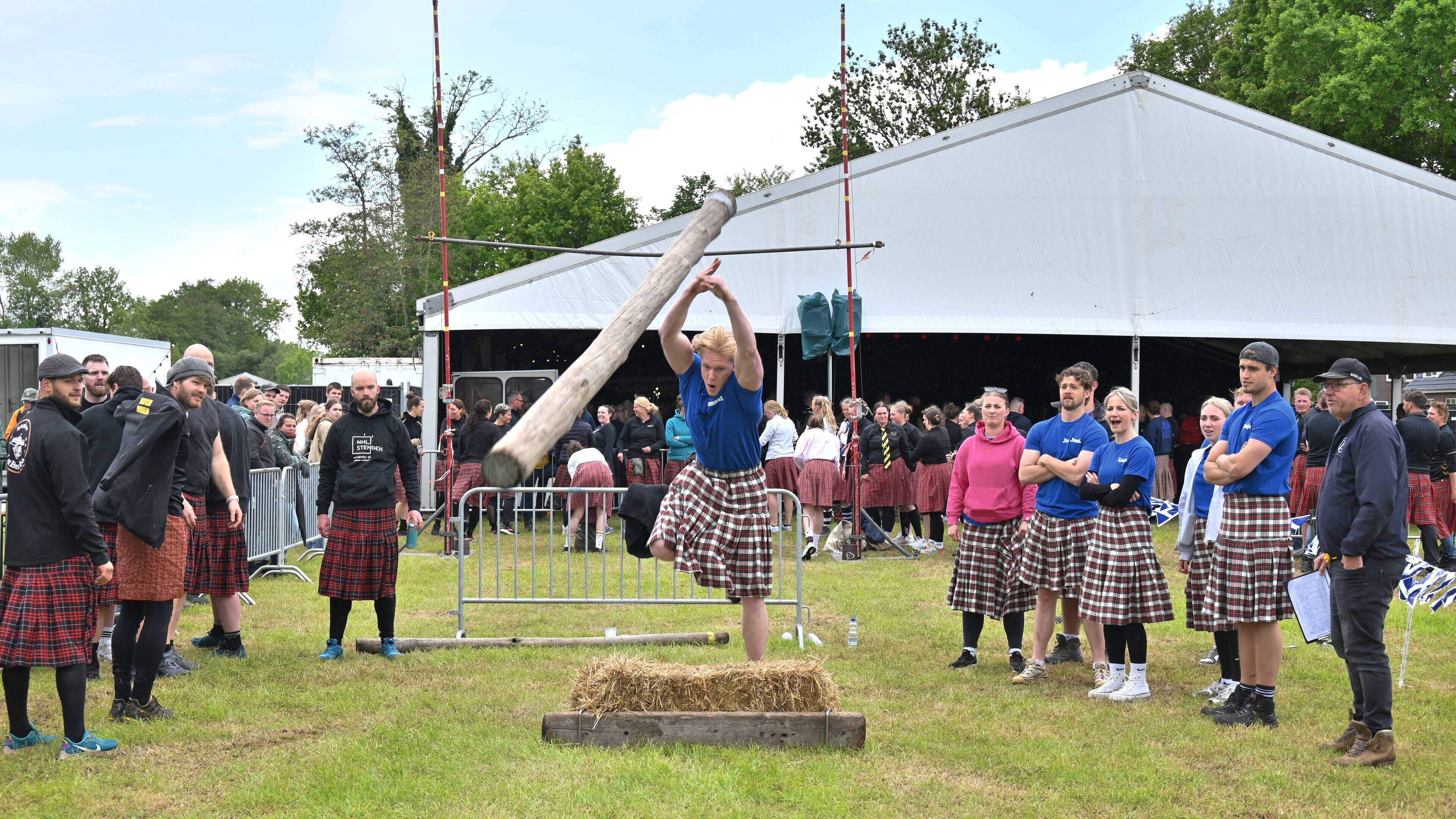 Vrouwen grijpen de macht bij Highlandgames in Koekange: ‘mannen zijn bang om af te gaan’