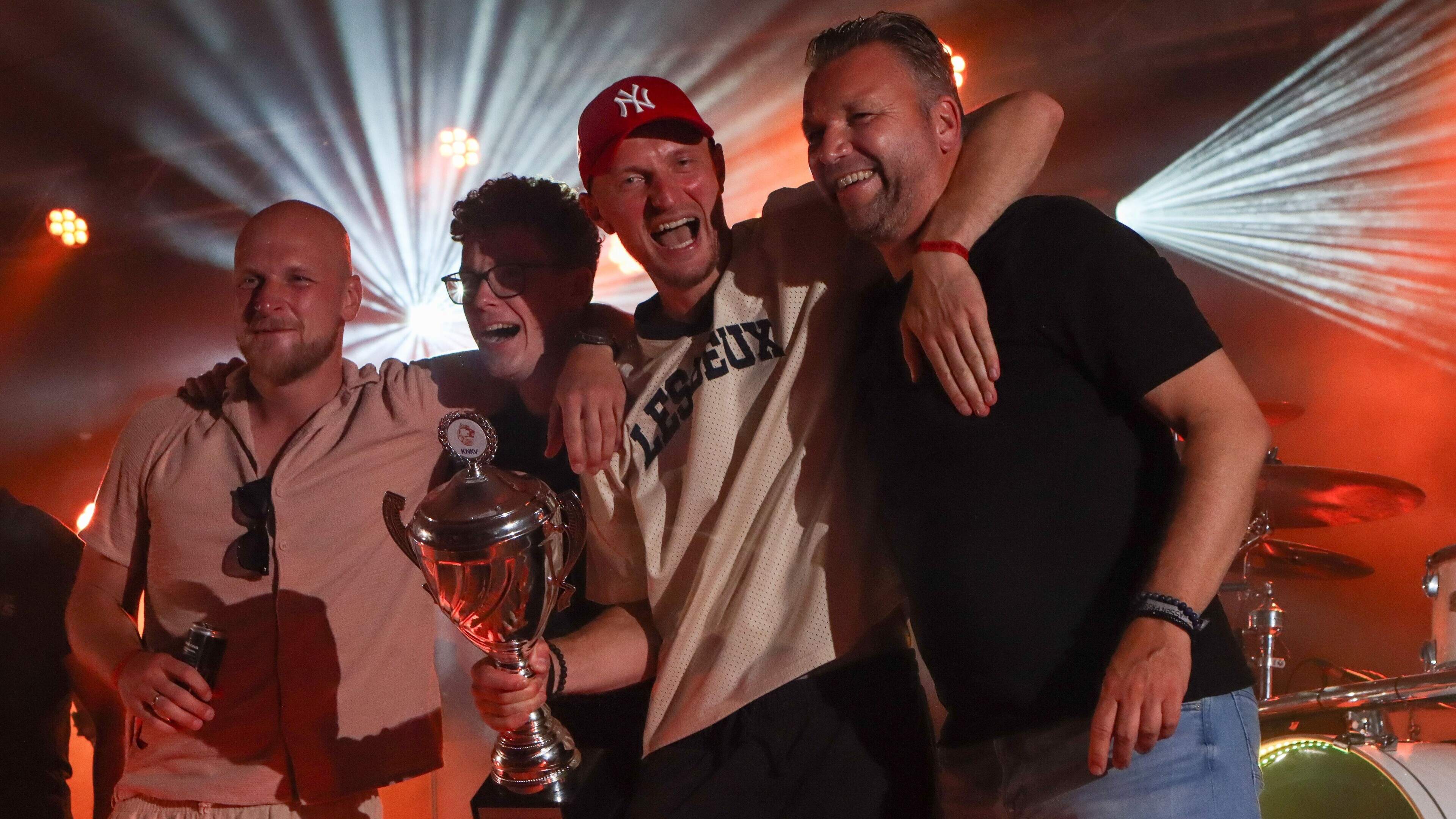 Trainer-coach Lars Pieper van DOS ’46/VDK Groep uit Nijeveen: ‘Dit is een titel van het hele dorp!’