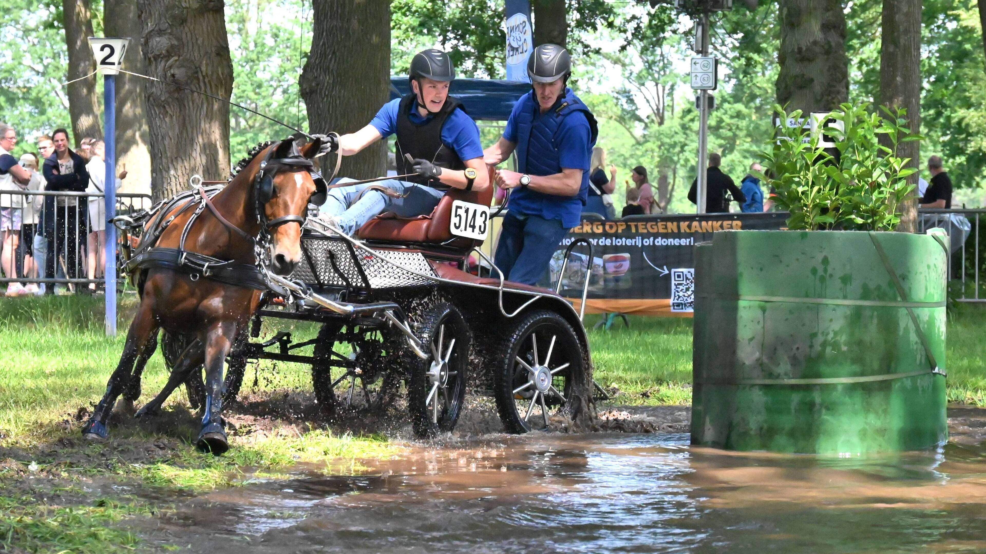 Paarden bepalen het beeld tijdens CSIO in Veeningen en menwedstrijd in buurtschap Steenbergen