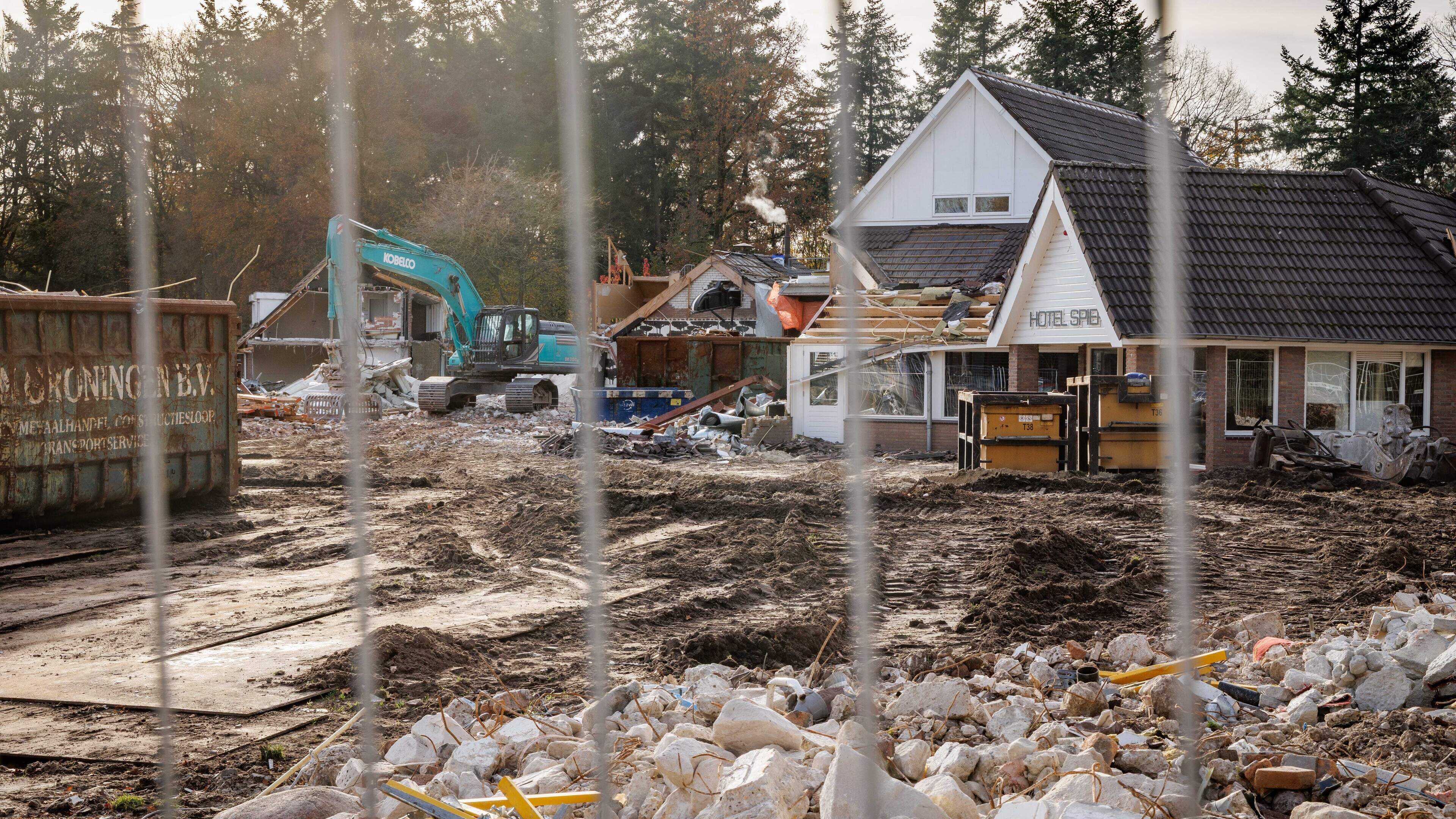 Sloopkogel doet z’n werk bij Hotel Spier. ‘Blij dat we eindelijk van start kunnen’