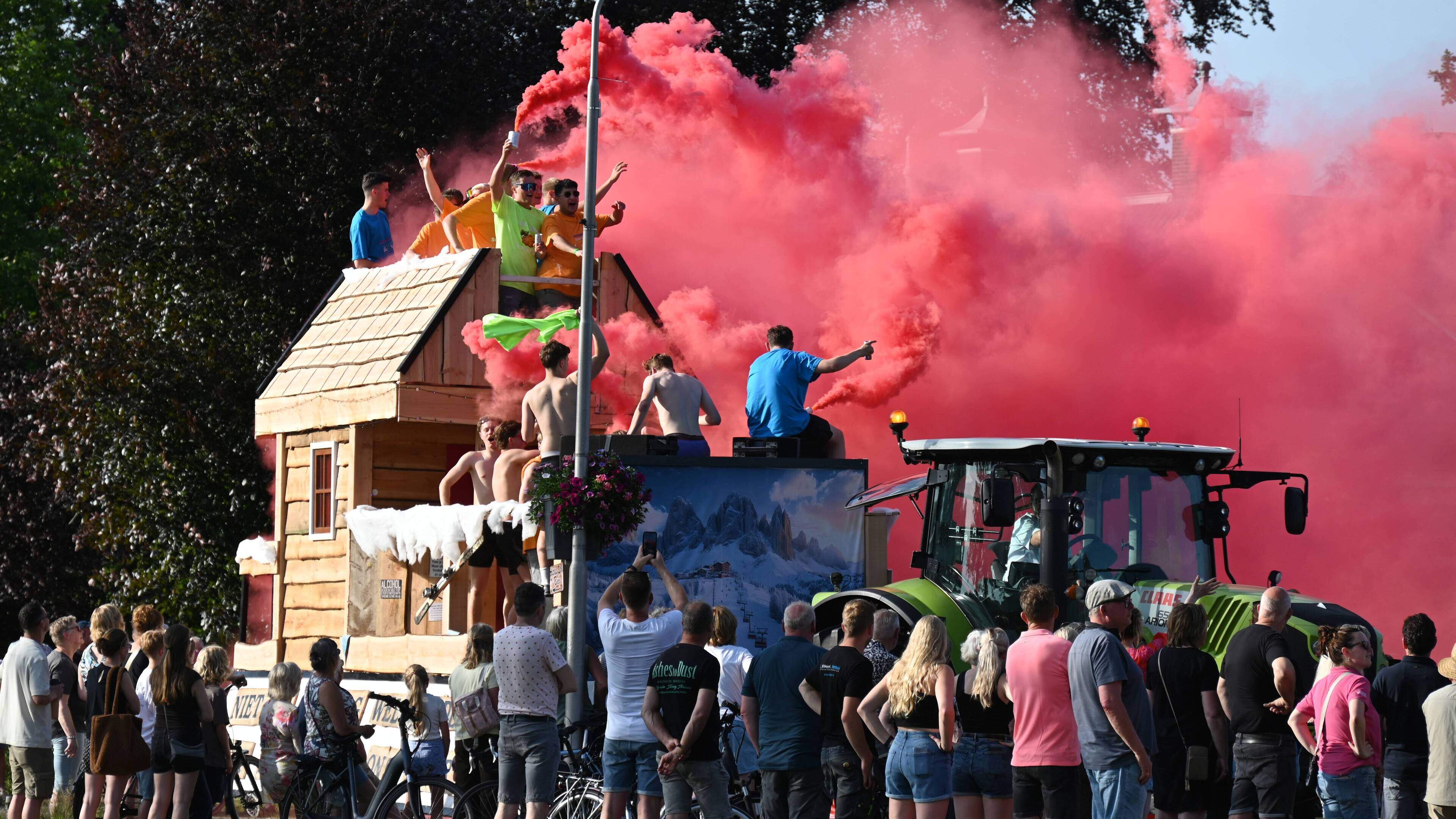 Code geel, oranje en rood tijdens optocht van Koekange