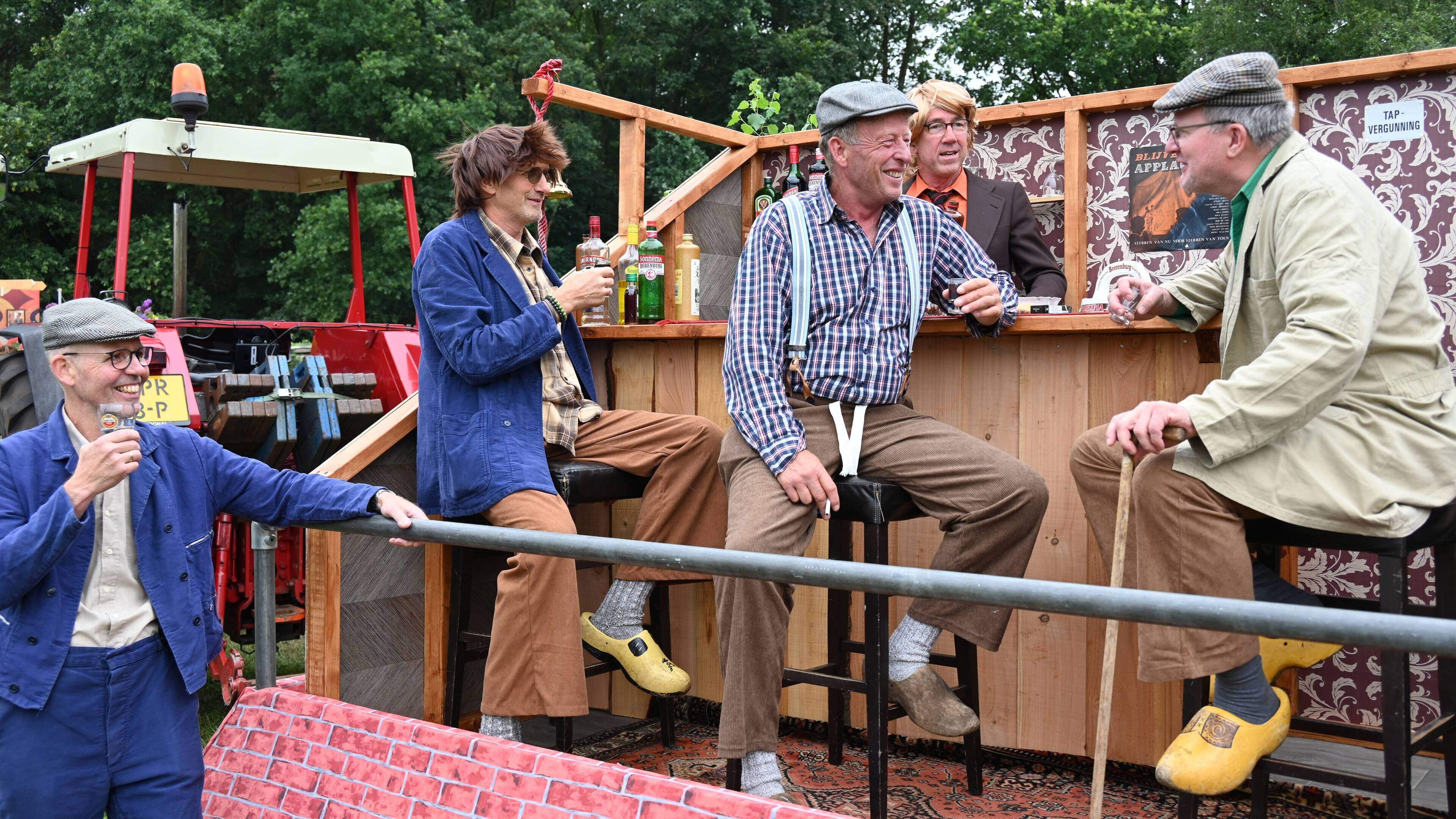 Optocht in Veeningen ademt de jaren zeventig, nostalgie viert hoogtij