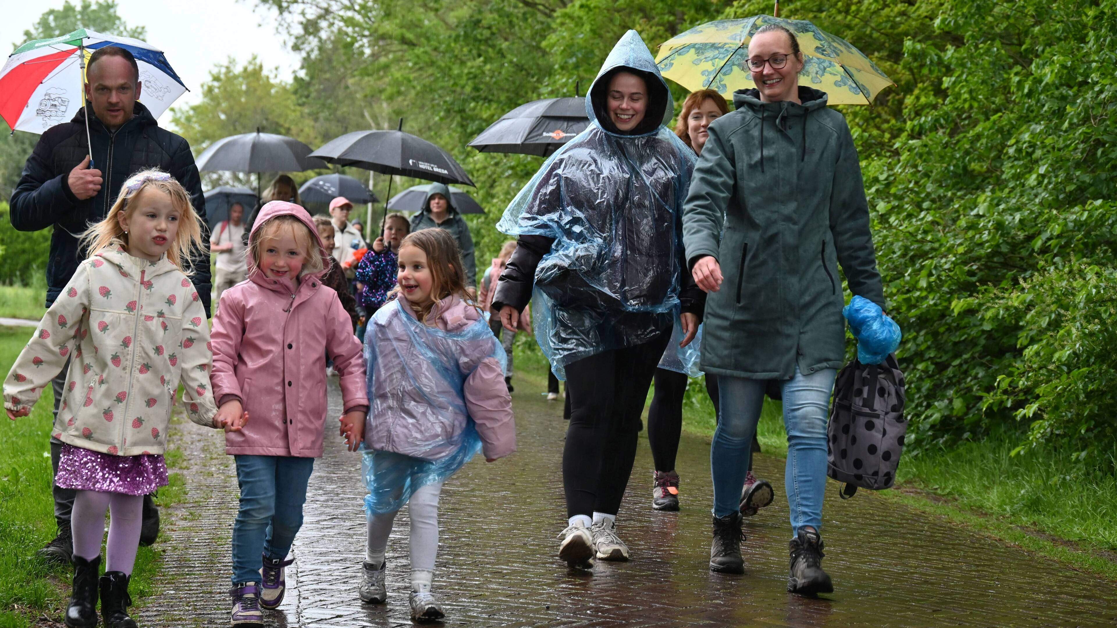 Vijfhonderd deelnemers bij nat begin van wandelvierdaagse in Zuidwolde