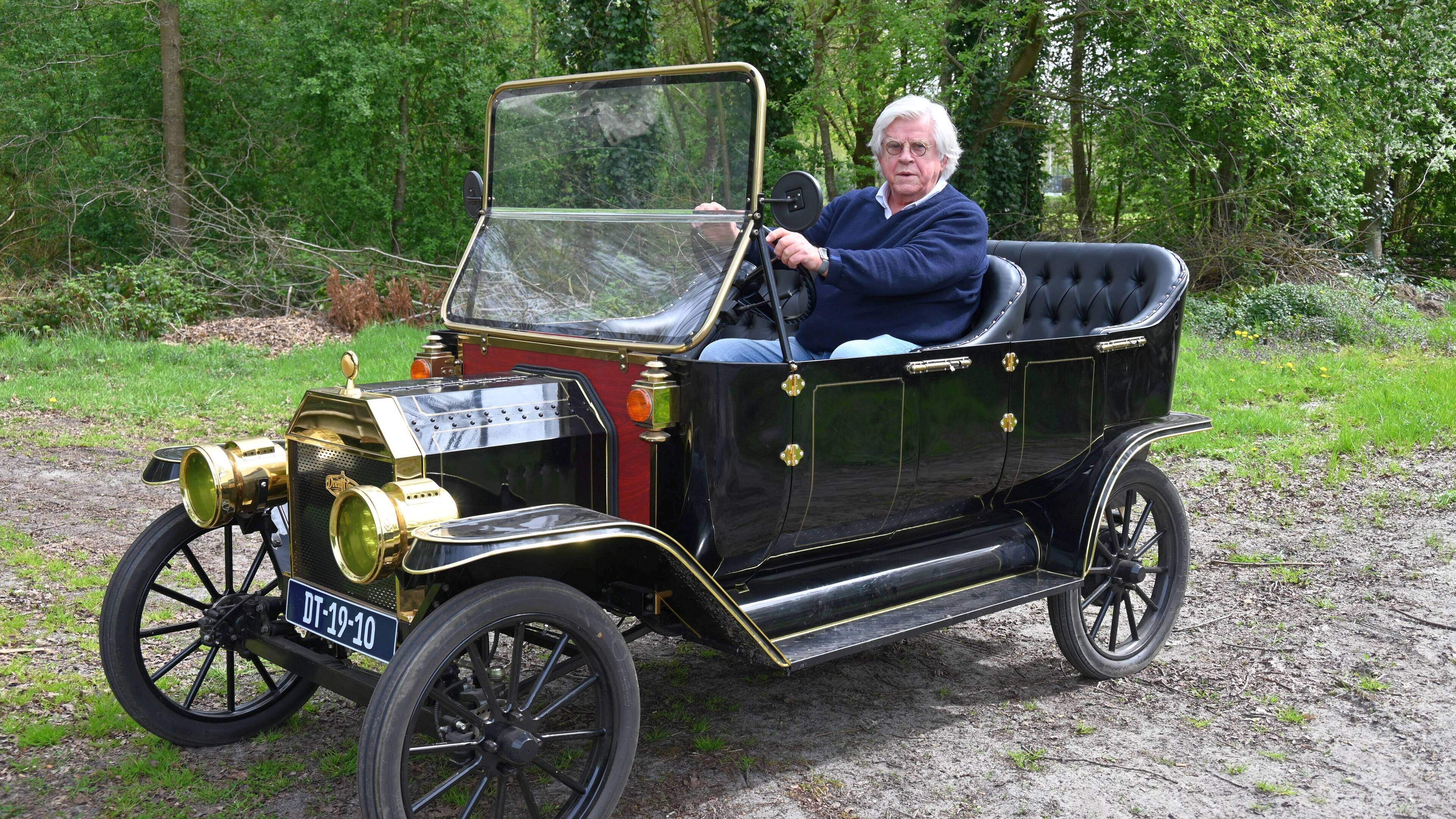 Elektrische oldtimer neemt ouderen vanuit Ruinen mee door Zuidwest-Drenthe