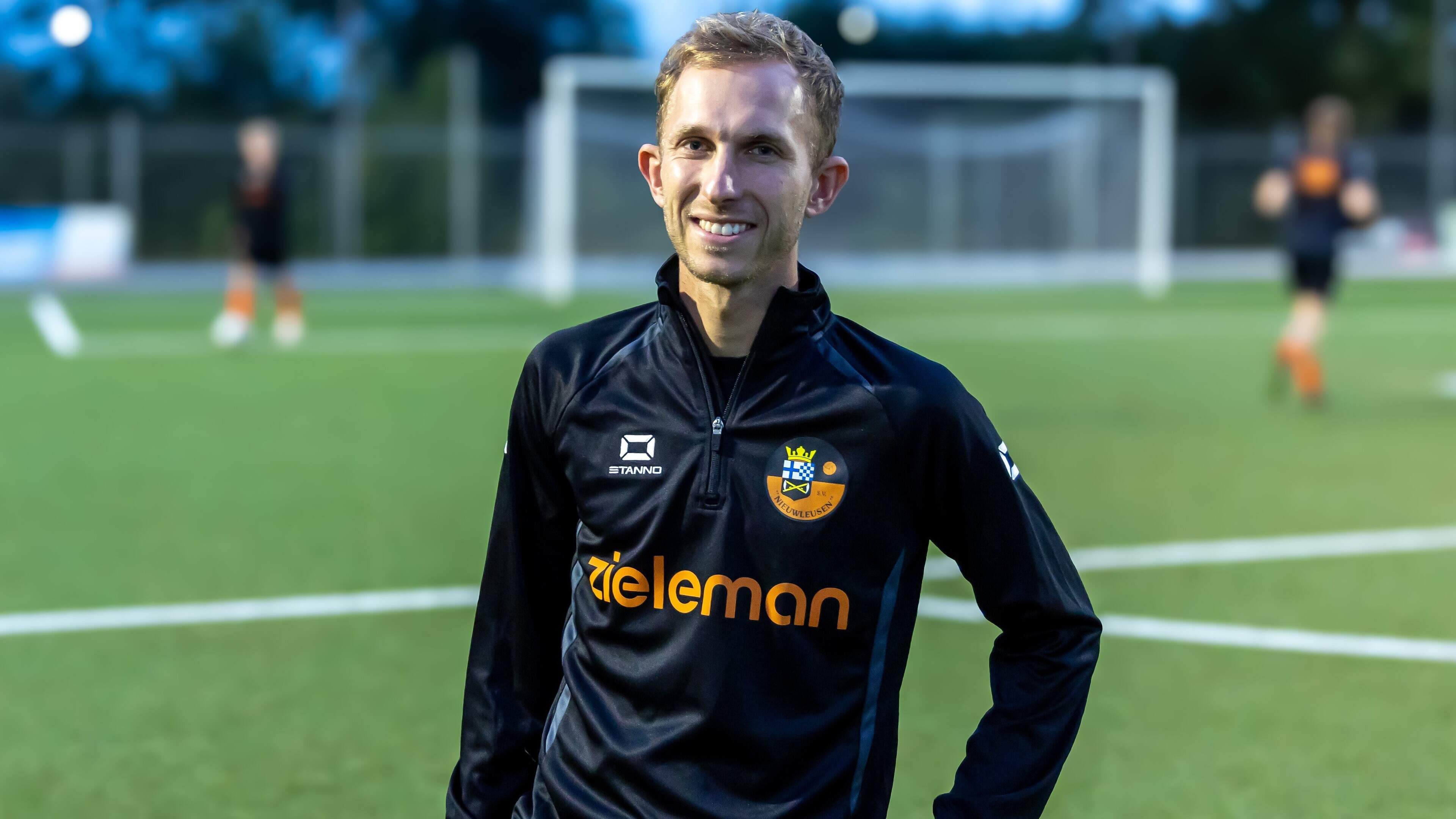 Tom Vasse is eindelijk weer voetballer bij SV Nieuwleusen: ’Ik heb heel lang naar dit moment uitgekeken’