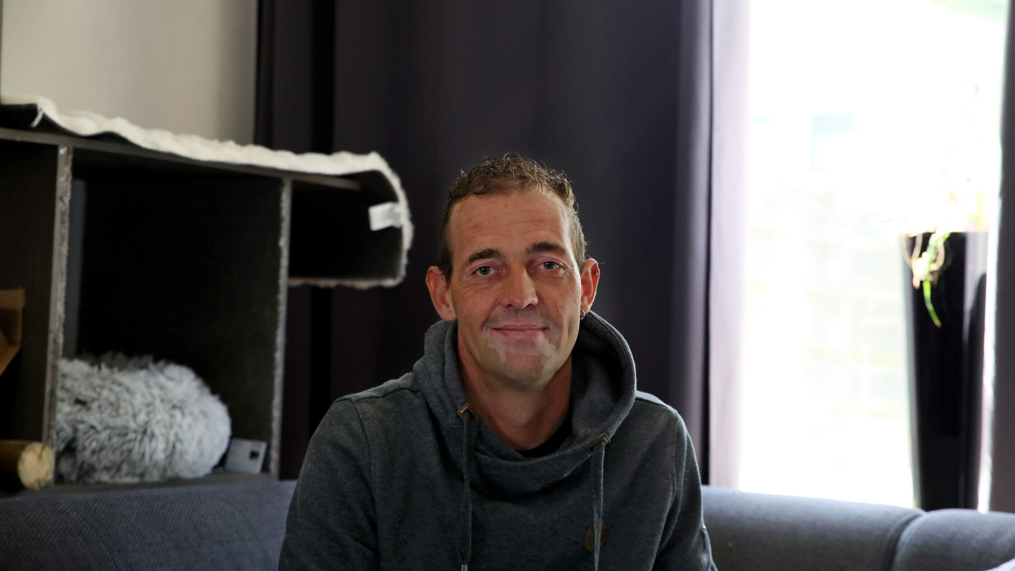 Roel Dunnink uit IJhorst die zijn huis uit moet, krijgt nog een maand respijt. Kerkgenootschap uit S